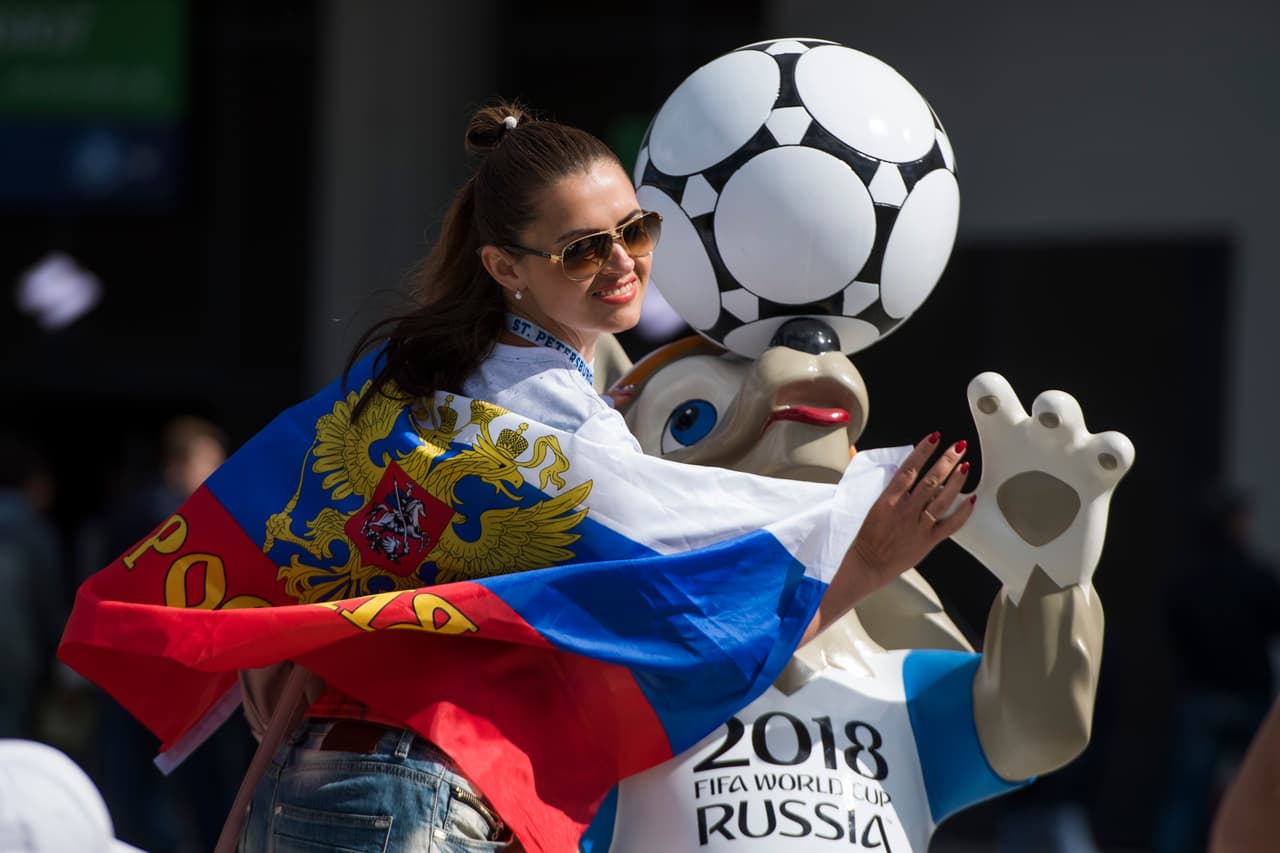 Muchas de ellas tampoco quisieron perderse la foto con la mascota del Mundial.