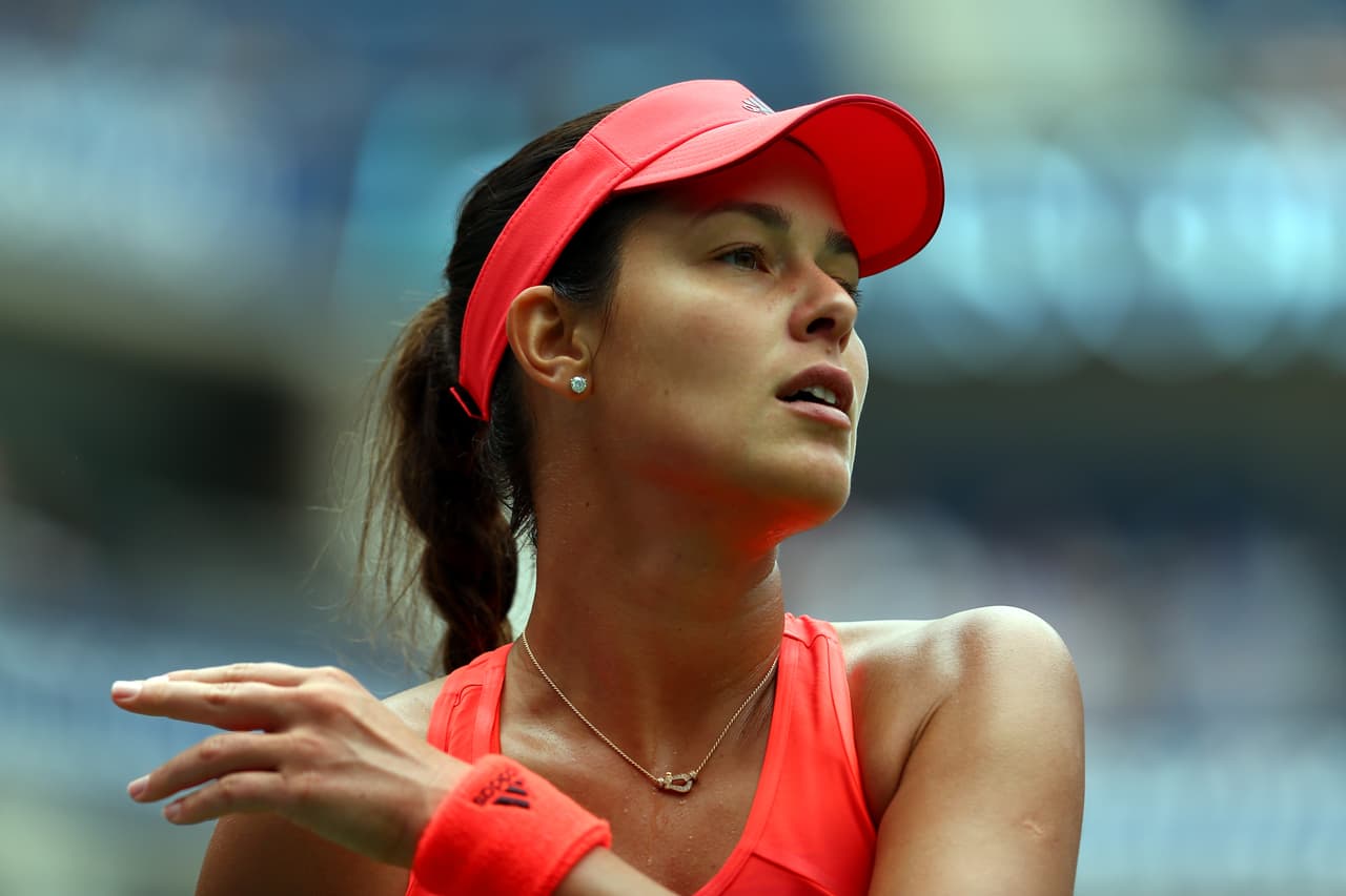Ana Ivanovic es una de las grandes figuras mediáticas del tenis mundial. Su talento le dio reconocimiento pero su belleza, enmarcada por rostro y cuerpo que envidiarían cualquier modelo de élite, la ha convertido en un referente para los seguidores del deporte que caen rendidos ante su atractivo dentro y fuera de la cancha.