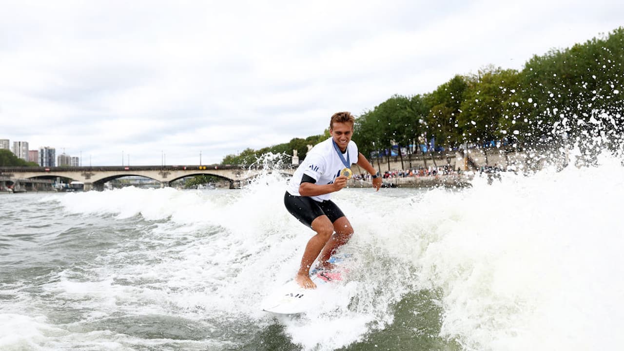 El francés Kauli Vaast surfea en el Sena con su oro de Paris 2024