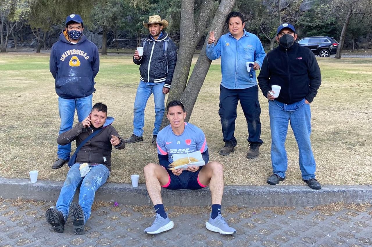 Efraín Velarde llevó los tamales a Pumas y lo presumió en redes