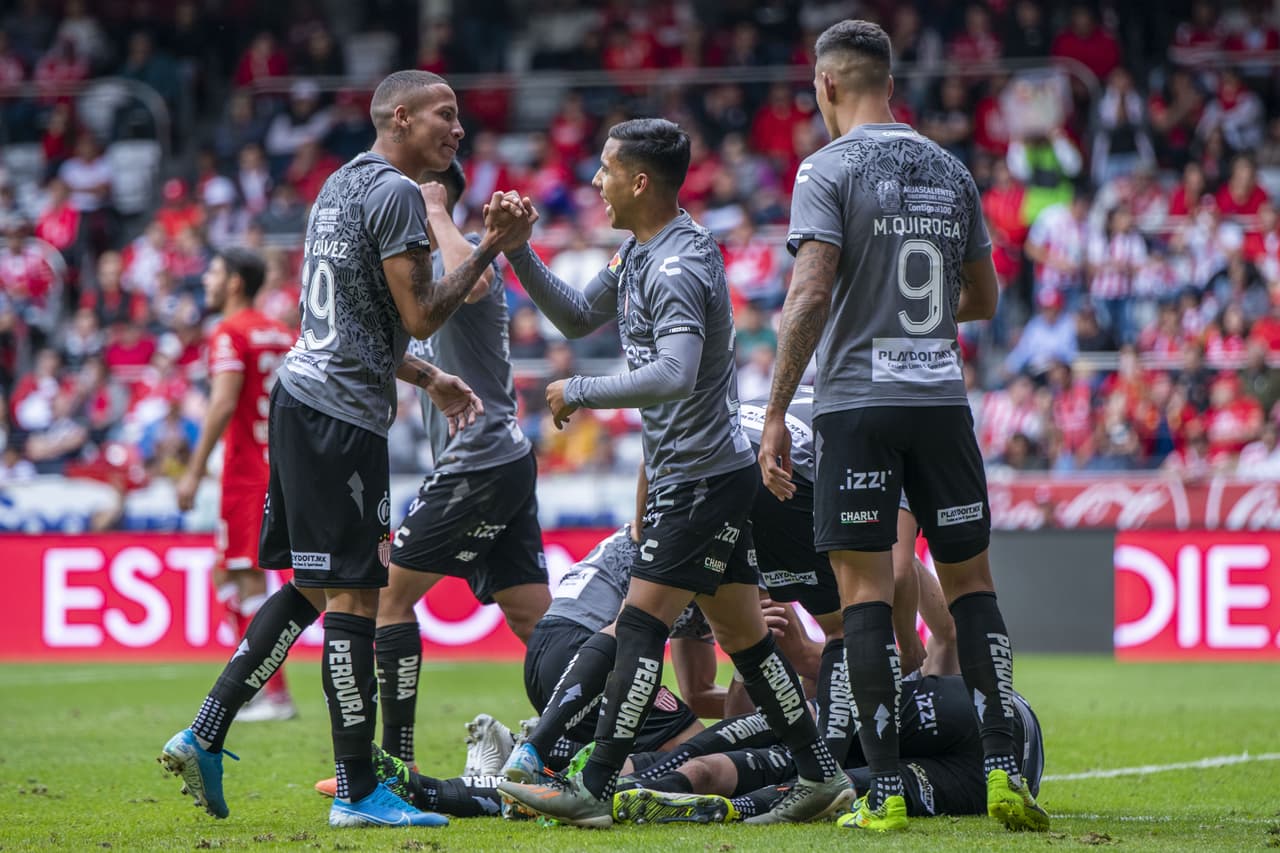 En un partido de volteretas, el Necaxa derrota a domicilio al Toluca 2-3 en un juego entretenido con gol de penal de Mauro Quiroga en el tiempo agregado.