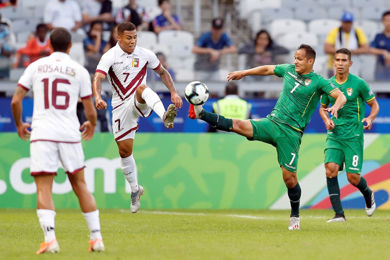 Bolivia tuvo dos buenas opciones para encontrar el empate, remates que se fueron al travesaño.