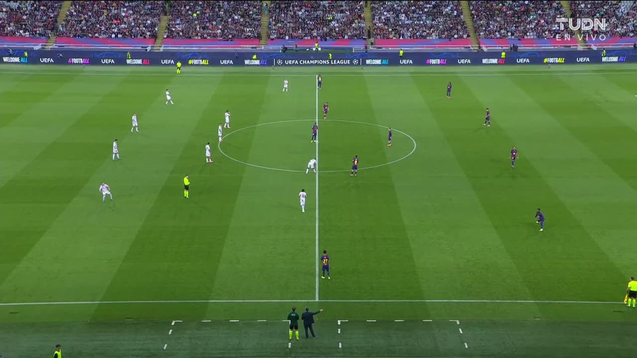 Arranca el partido y la pelota está en juego.