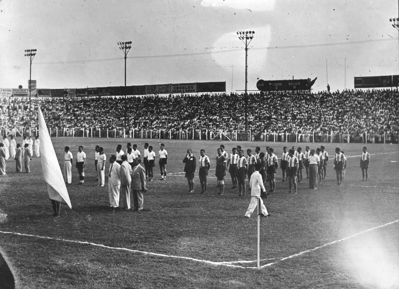 Se da la circunstancia de que el 12-0 conseguido por Argentina ante Ecuador en la edición de 1942, es la mayor goleada de la historia del torneo.