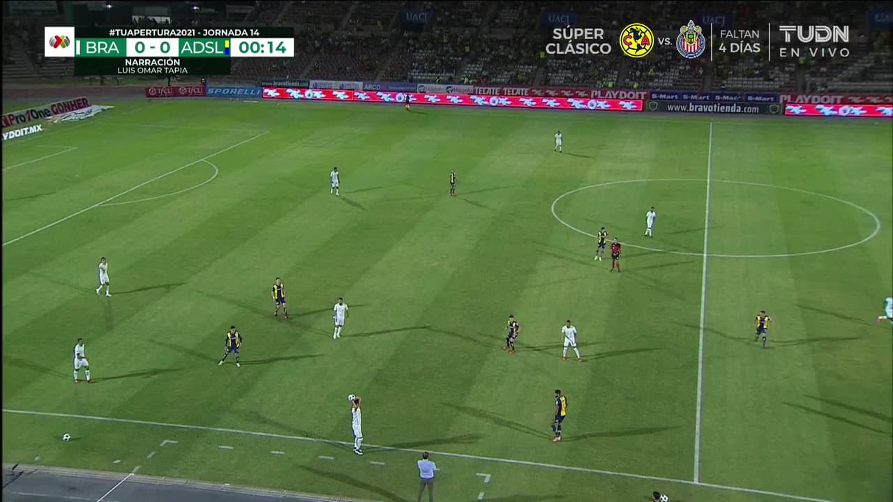 Arranca el partido y la pelota está en juego.