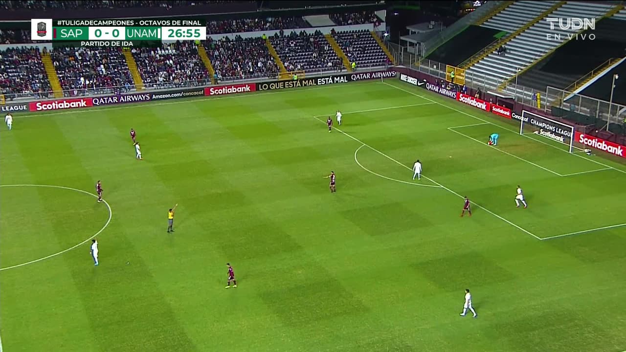 ¡CERCA! Christian Bolaños disparó que se estrella en el poste.