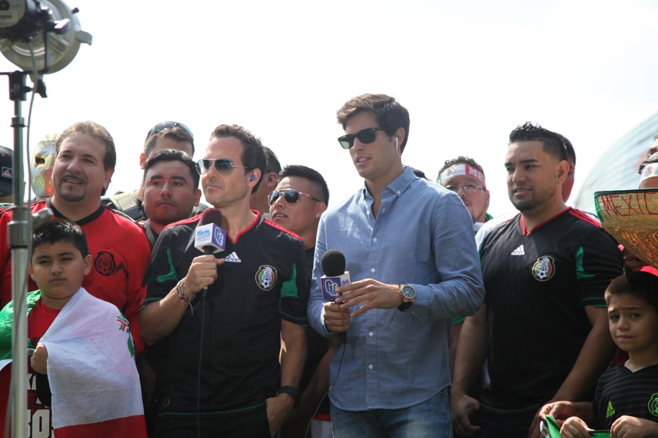 Carlos Calderón, de El Gordo y la Flaca, Danilo Correa, los chicos de Montéz de Durango y nuestro querido Mariachico sacaron su pasión futbolera y armaron una porra para la selección mexicana. Ellos al igual que muchos fans mostraron su apoyo al Tri.