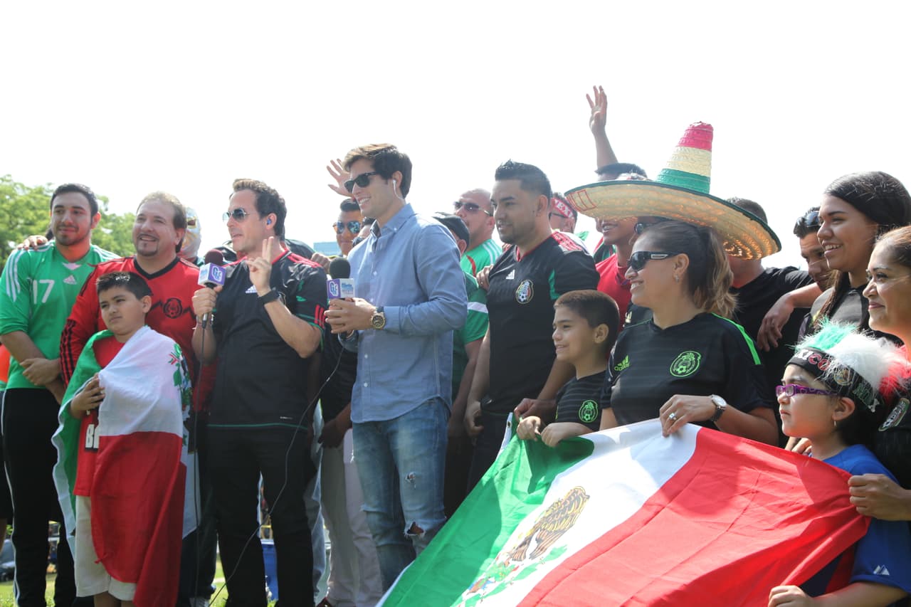 Carlos Calderón, de El Gordo y la Flaca, Danilo Correa, los chicos de Montéz de Durango y nuestro querido Mariachico sacaron su pasión futbolera y armaron una porra para la selección mexicana. Ellos al igual que muchos fans mostraron su apoyo al Tri.