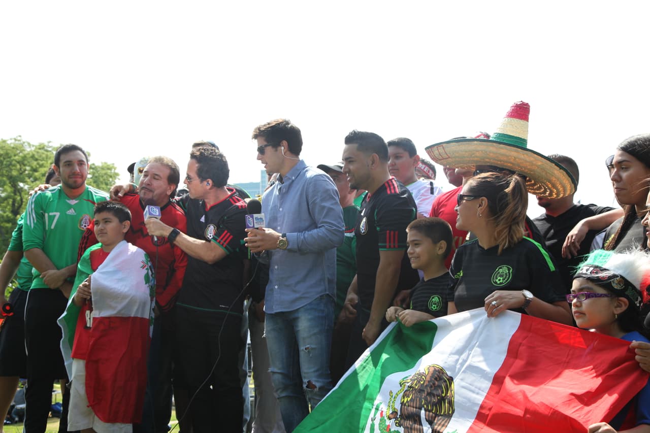 Carlos Calderón, de El Gordo y la Flaca, Danilo Correa, los chicos de Montéz de Durango y nuestro querido Mariachico sacaron su pasión futbolera y armaron una porra para la selección mexicana. Ellos al igual que muchos fans mostraron su apoyo al Tri.