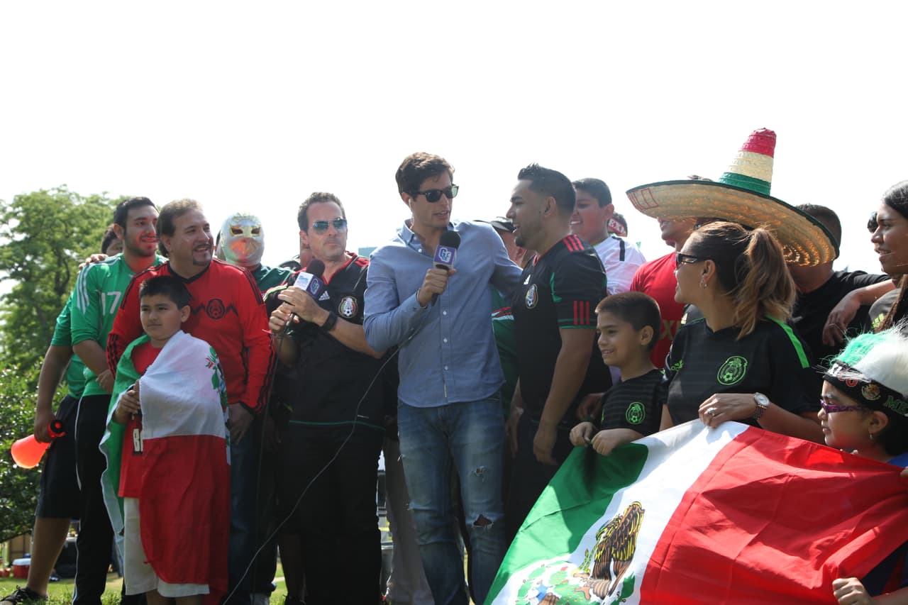 Carlos Calderón, de El Gordo y la Flaca, Danilo Correa, los chicos de Montéz de Durango y nuestro querido Mariachico sacaron su pasión futbolera y armaron una porra para la selección mexicana. Ellos al igual que muchos fans mostraron su apoyo al Tri.