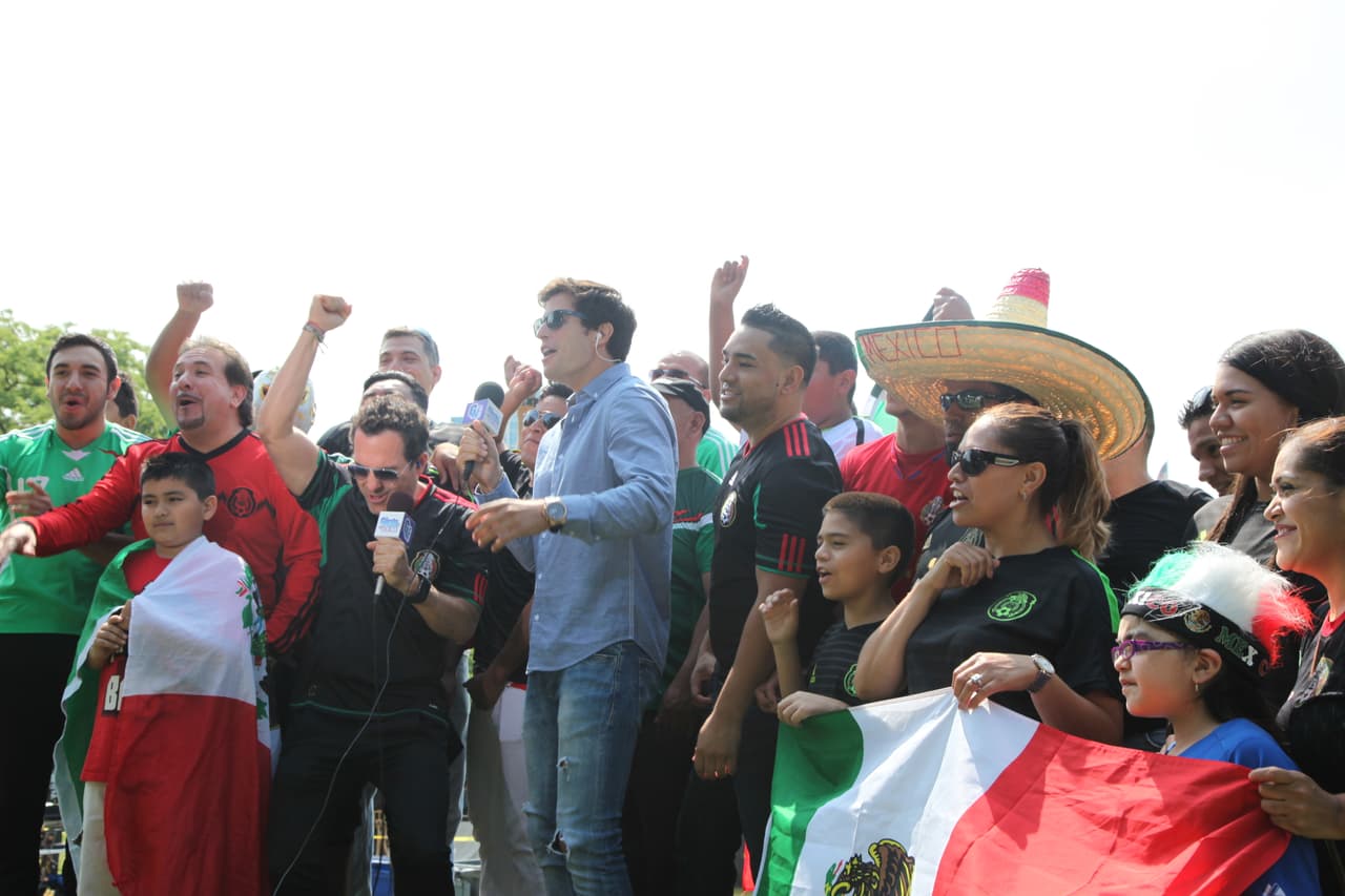Carlos Calderón, de El Gordo y la Flaca, Danilo Correa, los chicos de Montéz de Durango y nuestro querido Mariachico sacaron su pasión futbolera y armaron una porra para la selección mexicana. Ellos al igual que muchos fans mostraron su apoyo al Tri.