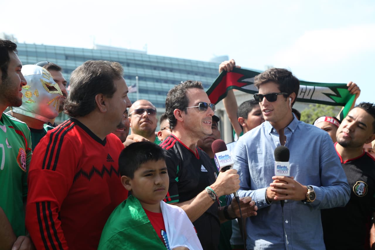 Carlos Calderón, de El Gordo y la Flaca, Danilo Correa, los chicos de Montéz de Durango y nuestro querido Mariachico sacaron su pasión futbolera y armaron una porra para la selección mexicana. Ellos al igual que muchos fans mostraron su apoyo al Tri.