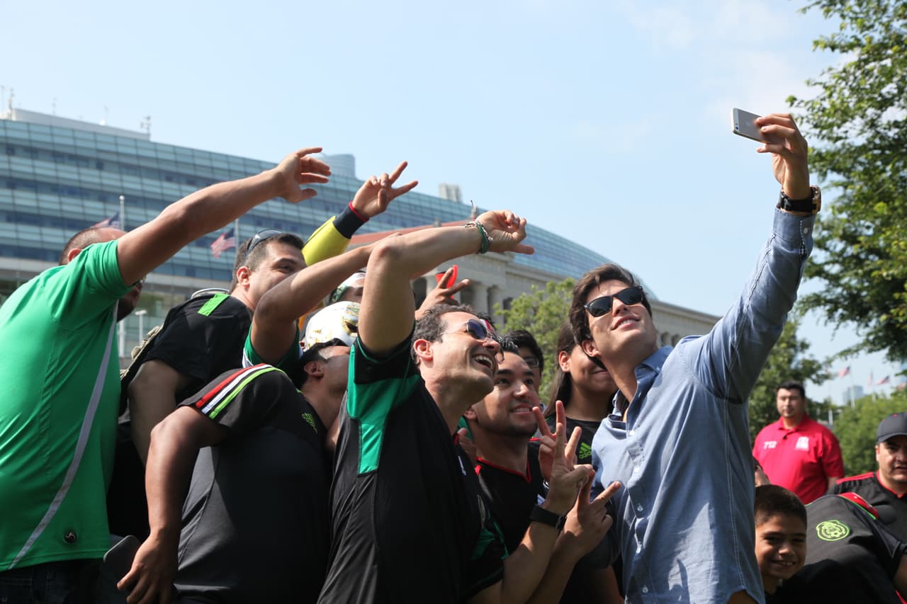 Carlos Calderón, de El Gordo y la Flaca, Danilo Correa, los chicos de Montéz de Durango y nuestro querido Mariachico sacaron su pasión futbolera y armaron una porra para la selección mexicana. Ellos al igual que muchos fans mostraron su apoyo al Tri.