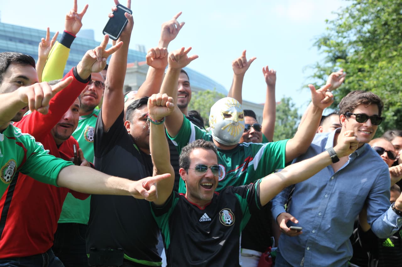 Carlos Calderón, de El Gordo y la Flaca, Danilo Correa, los chicos de Montéz de Durango y nuestro querido Mariachico sacaron su pasión futbolera y armaron una porra para la selección mexicana. Ellos al igual que muchos fans mostraron su apoyo al Tri.