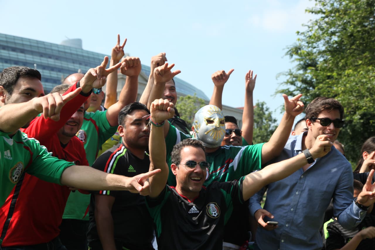 Carlos Calderón, de El Gordo y la Flaca, Danilo Correa, los chicos de Montéz de Durango y nuestro querido Mariachico sacaron su pasión futbolera y armaron una porra para la selección mexicana. Ellos al igual que muchos fans mostraron su apoyo al Tri.