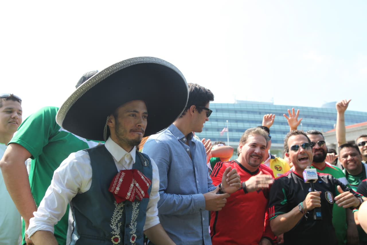 Carlos Calderón, de El Gordo y la Flaca, Danilo Correa, los chicos de Montéz de Durango y nuestro querido Mariachico sacaron su pasión futbolera y armaron una porra para la selección mexicana. Ellos al igual que muchos fans mostraron su apoyo al Tri.