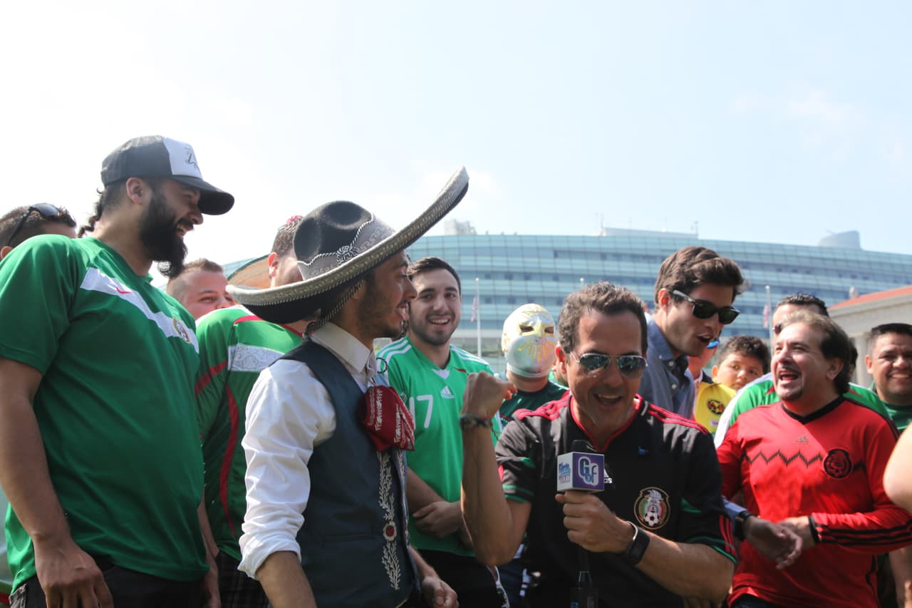 Carlos Calderón, de El Gordo y la Flaca, Danilo Correa, los chicos de Montéz de Durango y nuestro querido Mariachico sacaron su pasión futbolera y armaron una porra para la selección mexicana. Ellos al igual que muchos fans mostraron su apoyo al Tri.