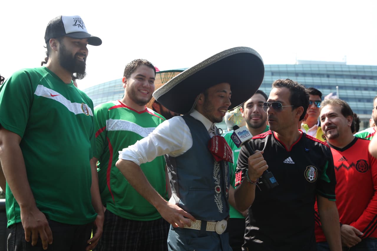 Carlos Calderón, de El Gordo y la Flaca, Danilo Correa, los chicos de Montéz de Durango y nuestro querido Mariachico sacaron su pasión futbolera y armaron una porra para la selección mexicana. Ellos al igual que muchos fans mostraron su apoyo al Tri.