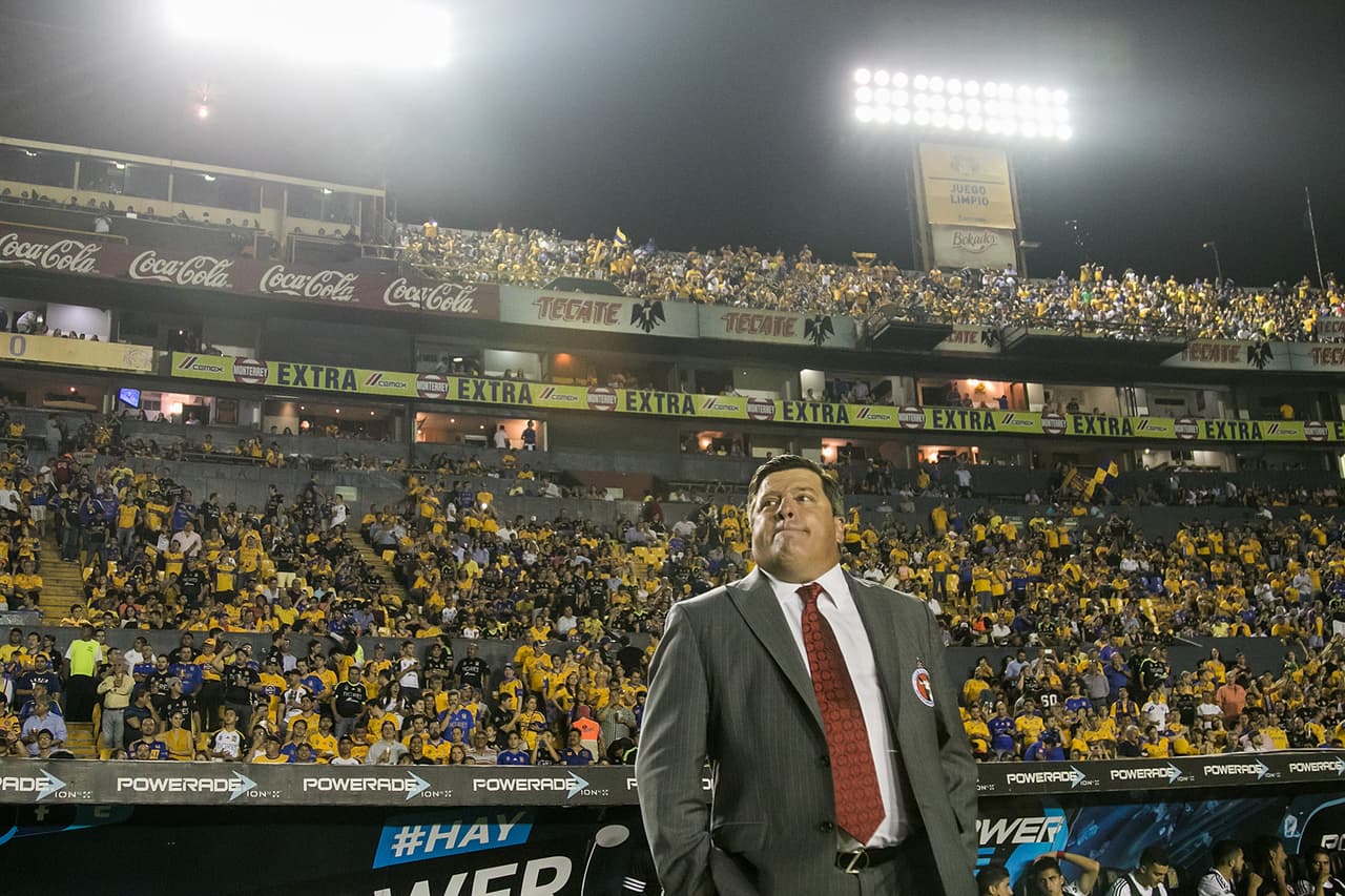 El técnico de Xolos tuvo el estadio en su contra muy a pesar del saludo cordial con su colega.