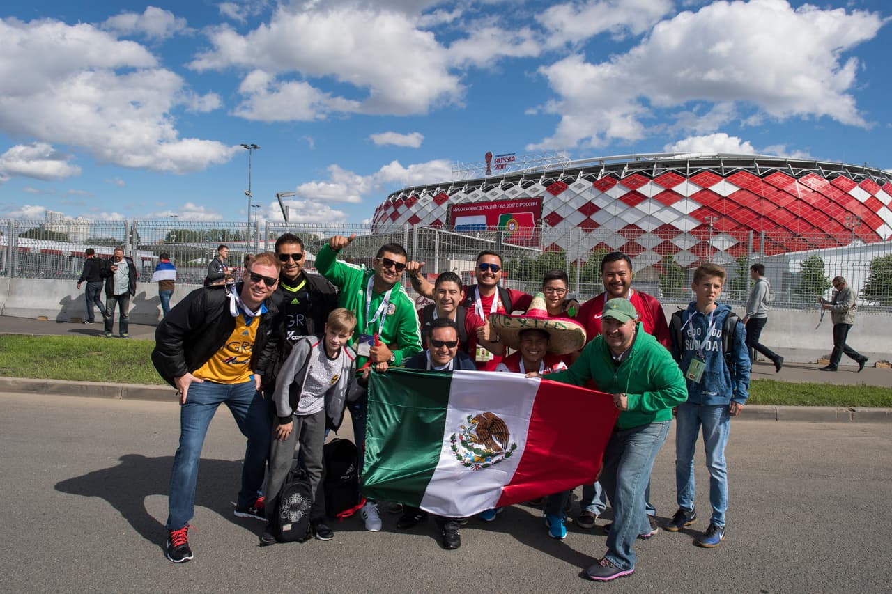 Hasta mexicanos hicieron presencia en el estadio del Spartak, mientras el 'Tri' se prepara para jugar ante Nueva Zelanda en Sochi.