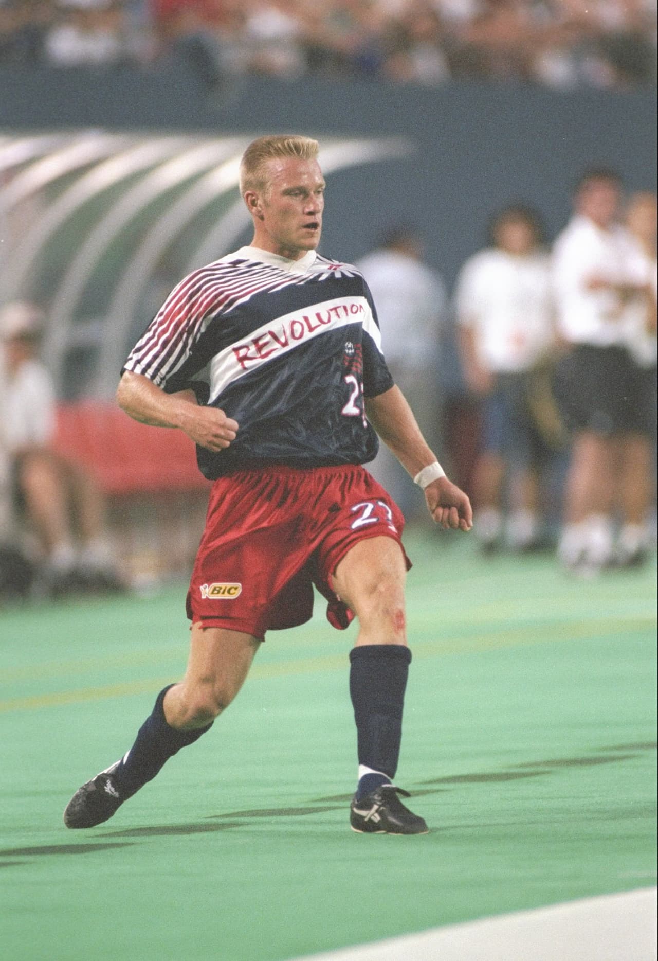 Uno de los uniformes más recordados es el negro de New England Revolution, portado aquí por el delantero Kevin Wylie.