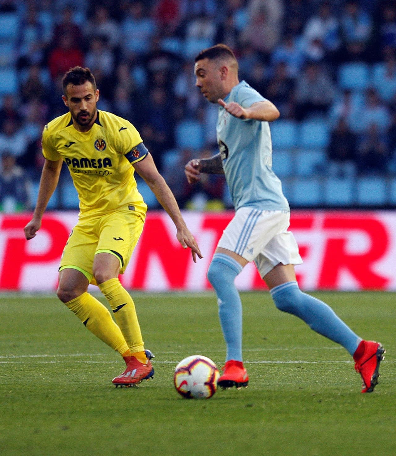 Iago Aspas (derecha) se convirtió en el ídolo de la jornada con un doblete en una remontada memorable en la lucha por no descender. Celta, antepenúltimo y en zona de descenso, quedó a un punto de Villarreal.