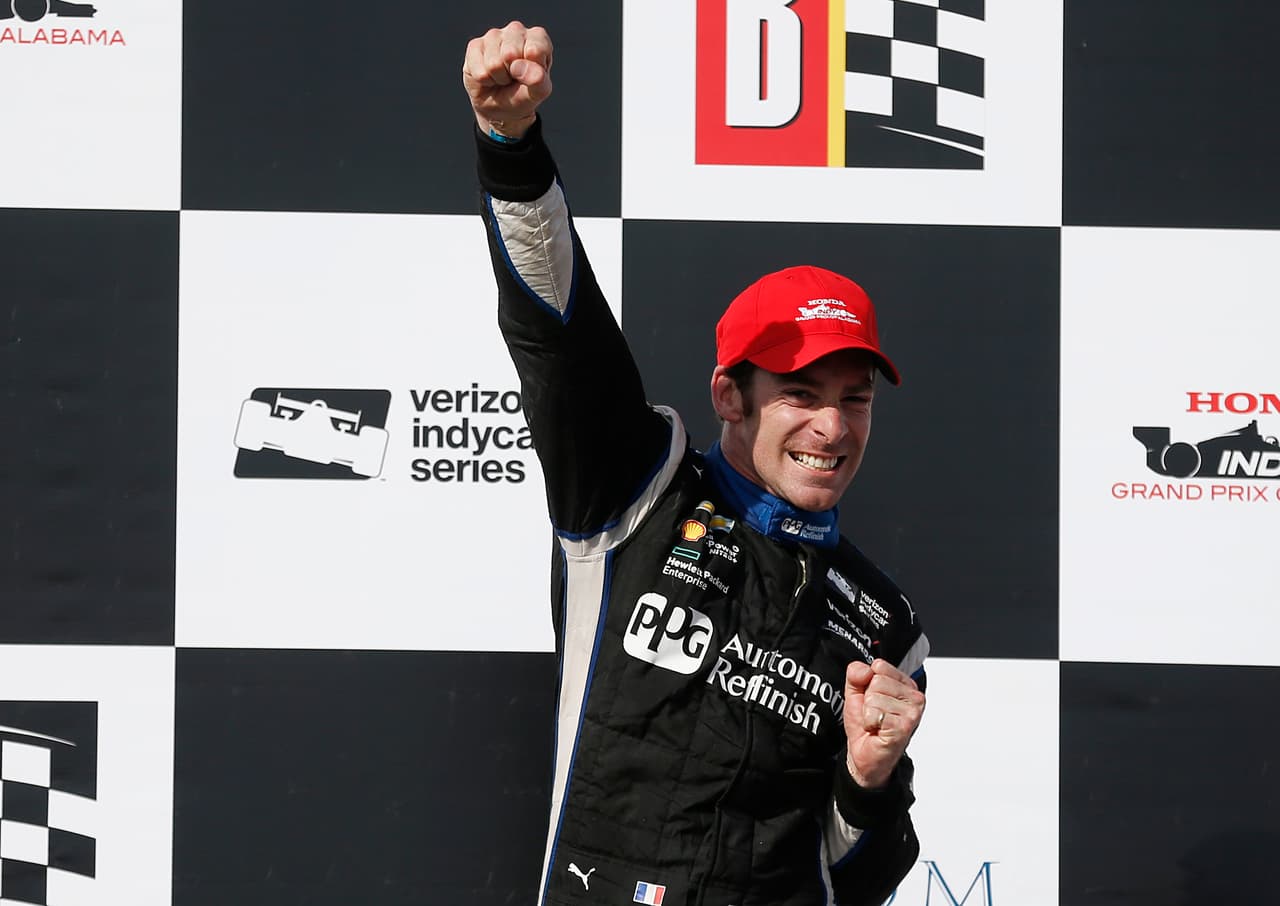 El francés Simon Pagenaud celebra la conquista de la carrera de la IndyCar en Birmingham, Alabama, el domingo 24 de abril de 2016 (AP Foto/Brynn Anderson)