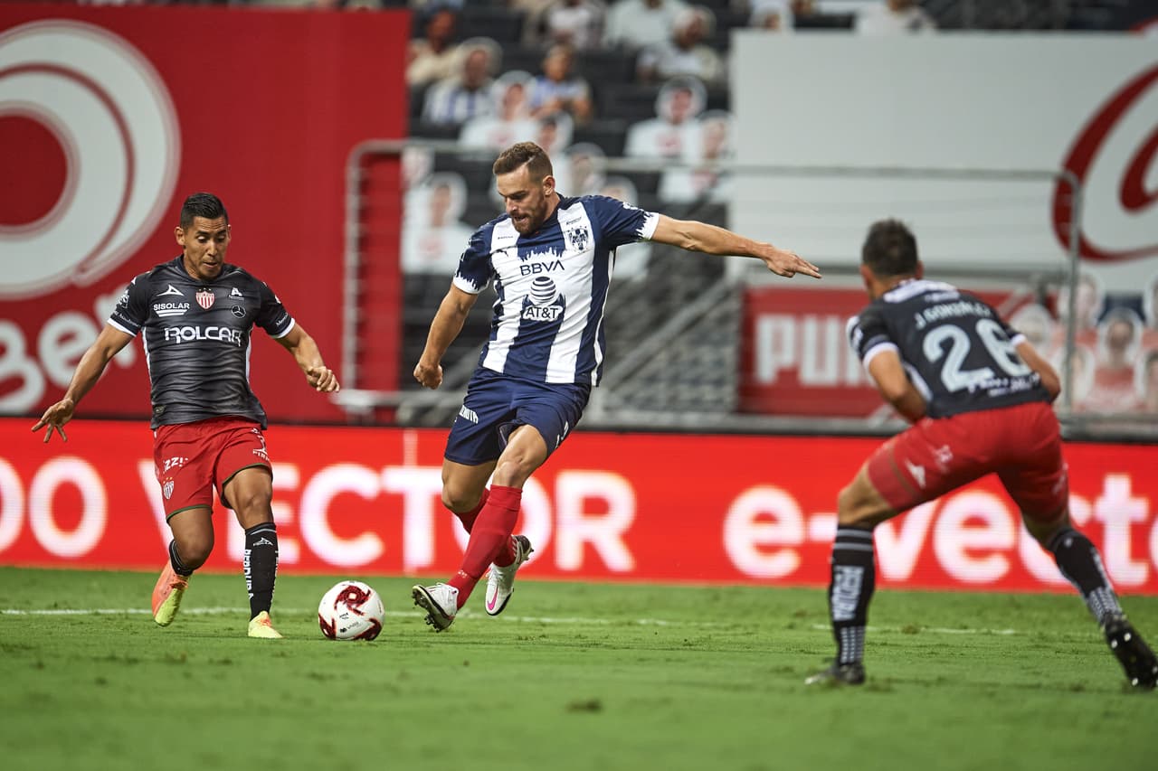 Rayados atacaba mejor los primeros minutos del encuentro.