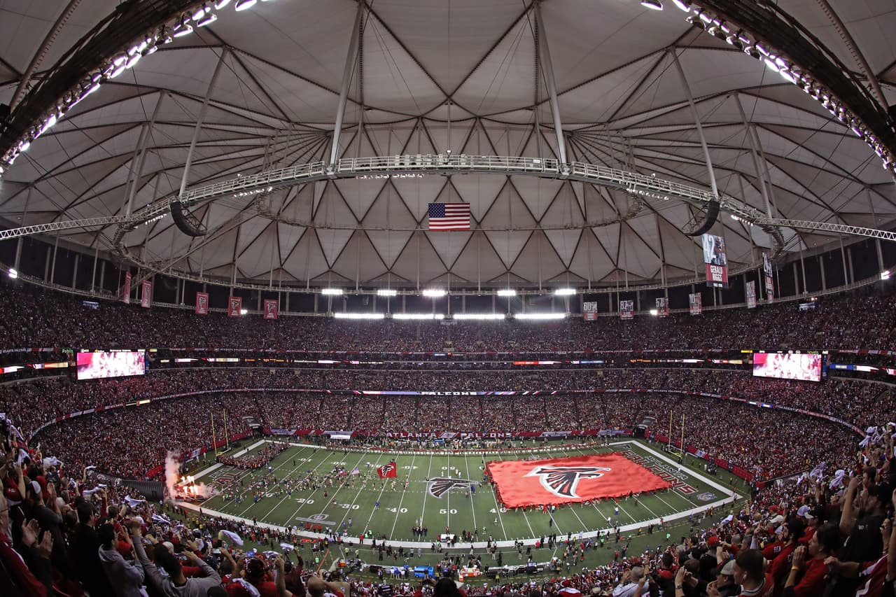 La belleza de las porristas, la alegría de los fanáticos, el colorido de las presentaciones y hasta la presencia de algunas celebridades le dieron el ingrediente perfecto a la fiesta del fútbol americano de NFL fuera de la competencia en la definición de los equipos, Atlanta Falcons y New England Patriots, que estarán en el Super Bowl.