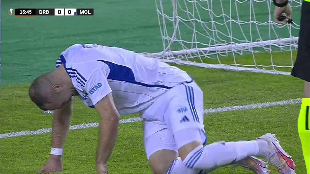 ¡CERCA! Kristoffer Haugen disparó que se estrella en el poste.