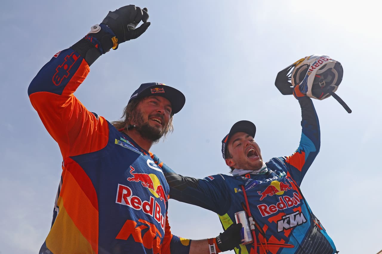 El catarí Nasser Al-Attiyah en autos; Eduard Nikolaev y su equipo Kamaz, integrado por Evgenii Iakovlev y Vladimir Rybakov, en camiones; y el australiano Toby Price en motos (izq., foto), celebraron su triunfo en el Rally Dakar.