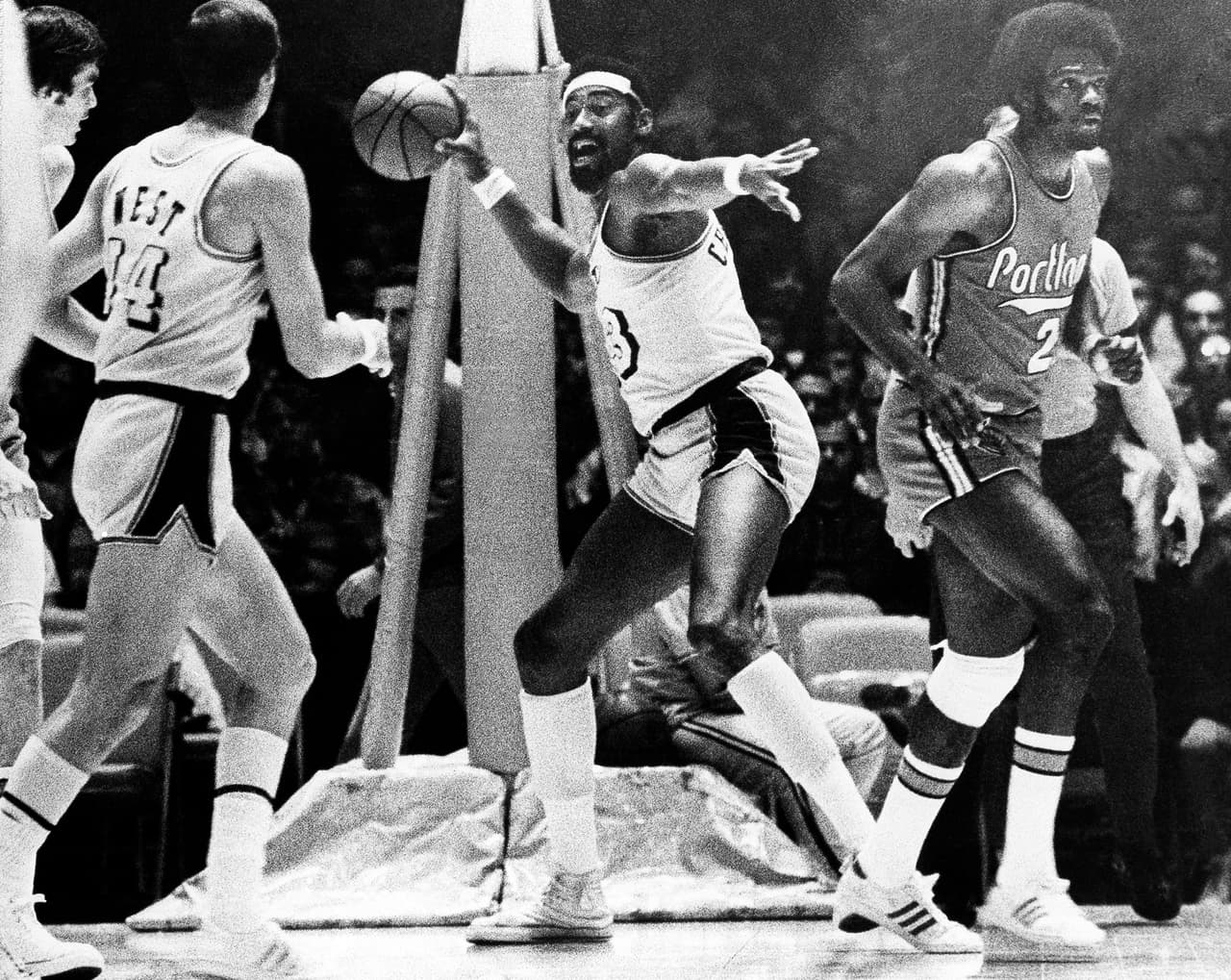 Wilton Norman Chamberlain. En la NBA jugó para San Francisco Warriors, Philadephia 76ers y LA Lakers. El número 13 de su camiseta fue retirado de los equipos en los que militó al apartarse de la duela.