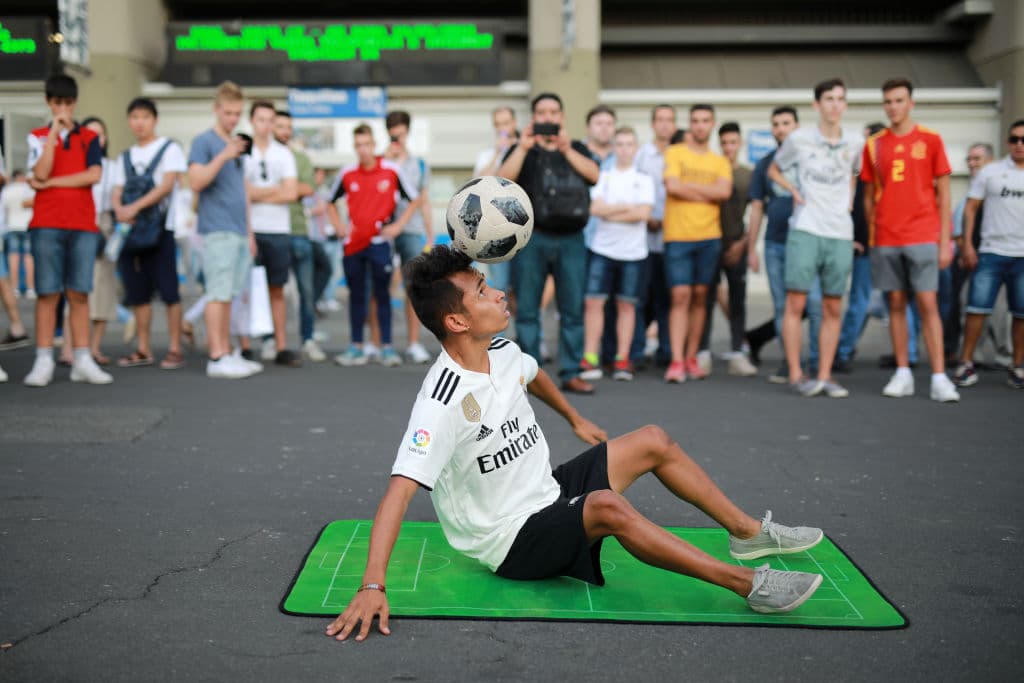 Las calles de la capital española le dieron la bienvenida a la fiesta de la Champions League en medio del partido de Real Madrid contra Roma en el G del torneo.