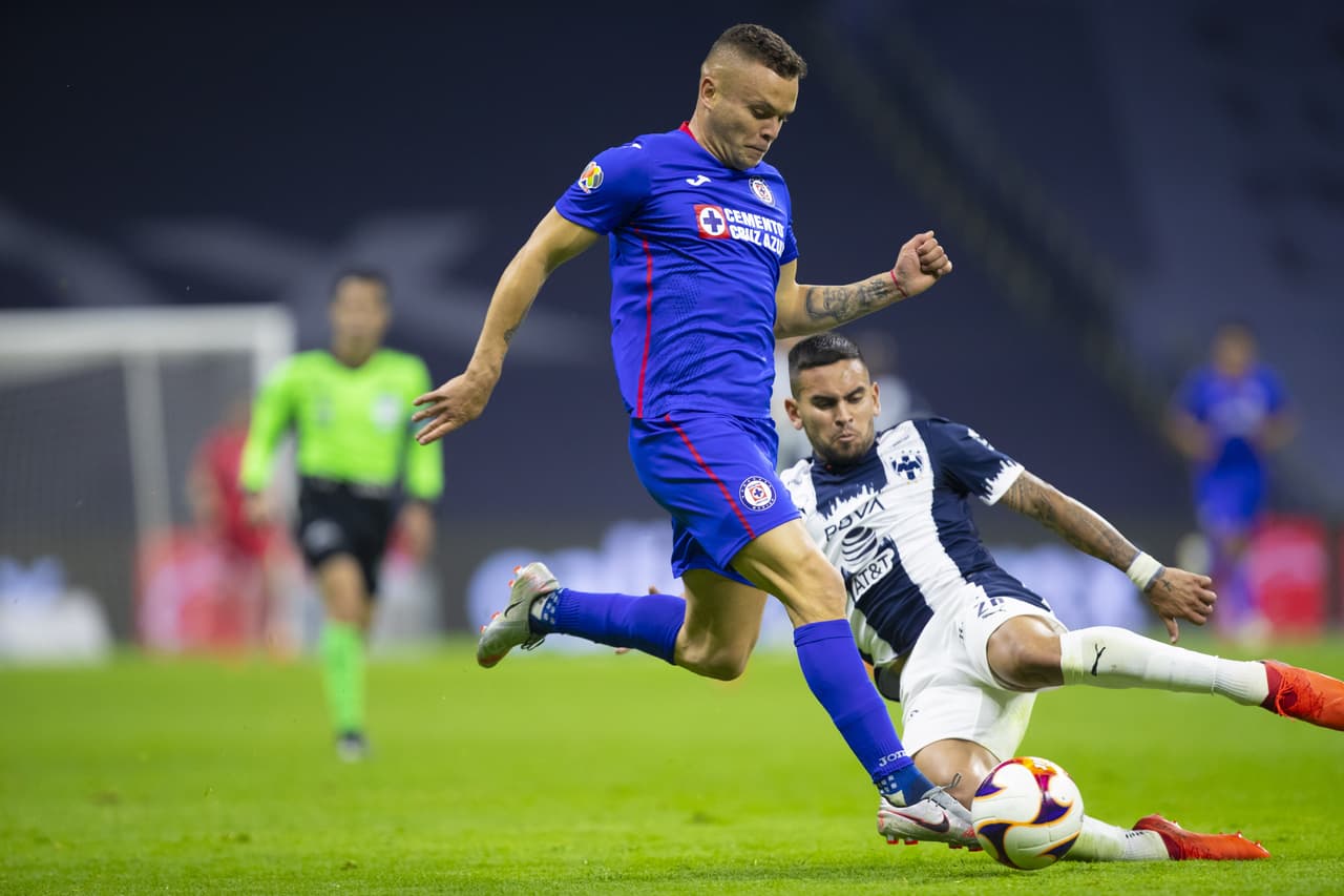 Con solitario gol de Roberto Alvarado (42'), Cruz Azul vence 1-0 a Monterrey y alargan su racha de victorias a nueve. Cruz Azul se queda como líder solitario del torneo y los Rayados bajan a cuarto lugar y podrían caer al quinto si es queToluca vence al Pachuca.
