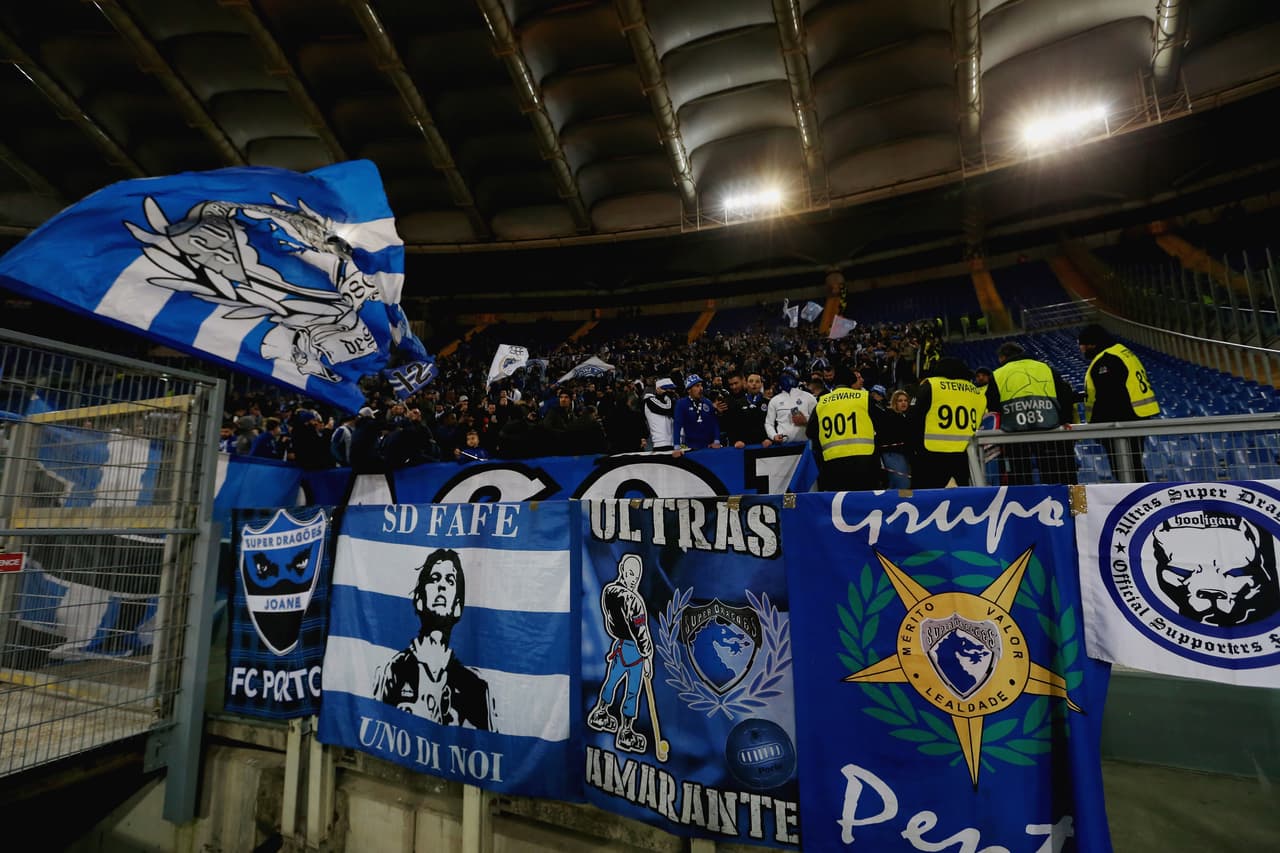 Los fanáticos le dieron un colorido propio al estadio Olímpico en el duelo entre Roma, con su vinotinto y amarillo, y Porto, con su azul y blanco, por el juego de ida de los Octavos de final de la Champions League.