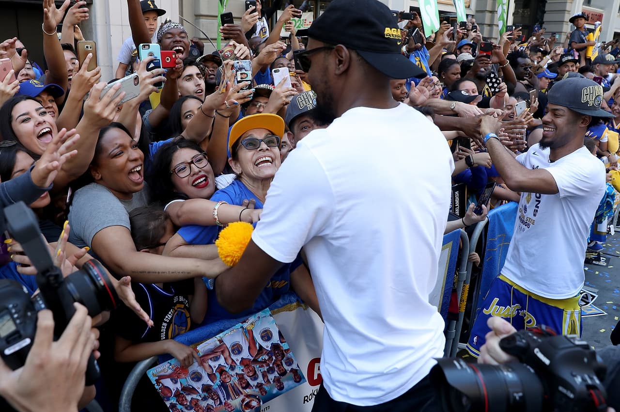 Miles de aficionados de los Golden State vivieron la celebración en un gran ambiente. Curry, Durant, Klay Thompson, Draymond Green y demás disfrutaron de su nueva victoria en el mejor baloncesto del mundo, la NBA.
