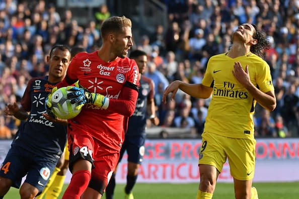 Montpellier's French goalkeeper Benjamin Lecomte (L) grabs the ball ahead of Paris Saint-Germain's Uruguayan forward Edinson Cavani (R) during the French Ligue 1 football match between Paris Saint-Germain (PSG) and Montpellier on September 23, 2017 at the Stade de la Mosson stadium in Montpellier, southern France. / AFP PHOTO / Pascal GUYOT (Photo credit should read PASCAL GUYOT/AFP/Getty Images)