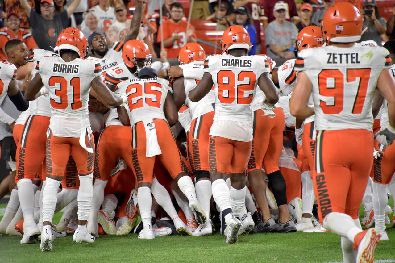 Pese a ser un partido de pretemporada, todo el equipo de Browns ingresó a la zona de anotación para celebrar la anotación con él.