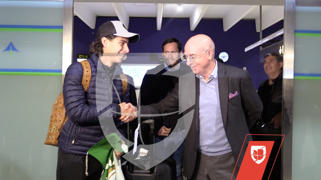 De inmediato fue saludado por algunos aficionados del Betis que ya sabían de quién se trataba aunque en aquel mercado todavía está por hacerse con un nombre propio.