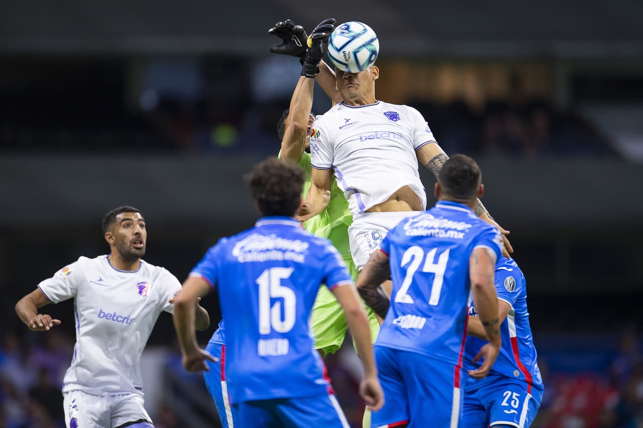 Ricardo 'Tuca' Ferretti se estrenó como director técnico de Cruz Azul y se lleva la victoria que necesitaban los 'cementeros' para pelear posiciones de repechaje y de paso, el estratega consigue su quinta victoria en su partido de presentación al frente de un equipo de la Liga MX.