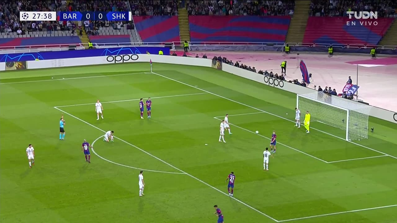 ¡CERCA! Fermín López disparó que se estrella en el poste.