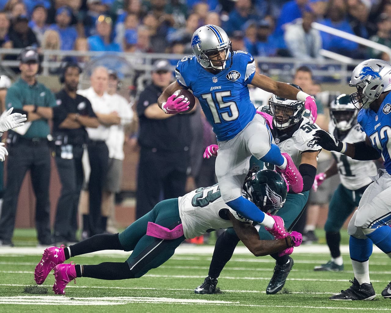 Gran salto de Golden Tate para evadir la tackleada del esquinero de Philadelphia Ron Brooks.