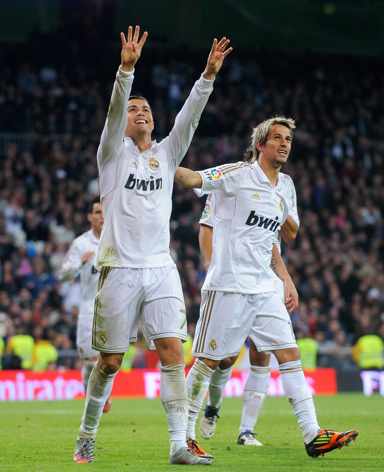 RM 4 - 1 ATM La Liga: La grada del Bernabéu tuvo un feo gesto contra el rival al mostrar una manta en la que se leía: "Se busca rival digno para derbi decente".