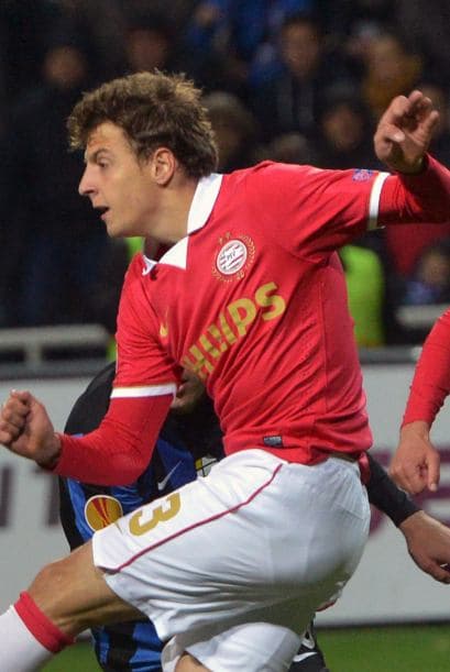 Otro que está en la mira del Manchester United es el colombiano del PSV Santiago Arias. El lateral derecho suena como reemplazo de Rafael, quien no necesariamente saldría del equipo, pero sí necesita un sustituto debido a la gran cantidad de tarjetas que recibe.