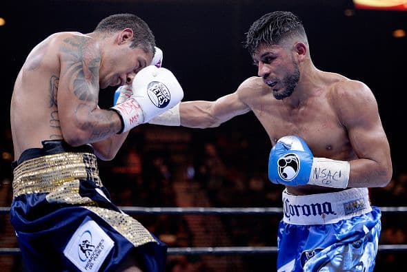 Abner Mares venció por decisión unánime al también mexicano Arturo Santos, con lo cual dio un primer paso este año rumbo a una oportunidad por un título del mundo.