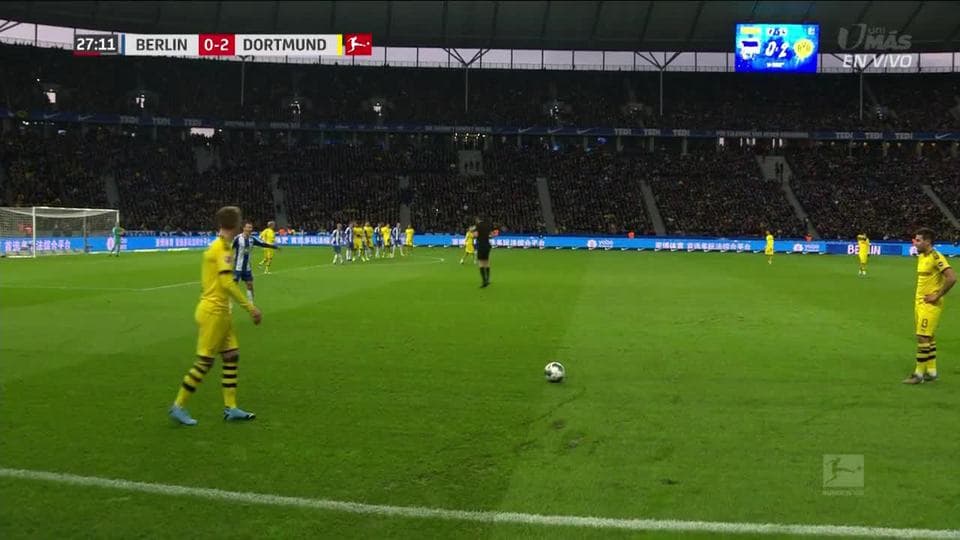 Niklas Stark despeja el balón y aleja el peligro