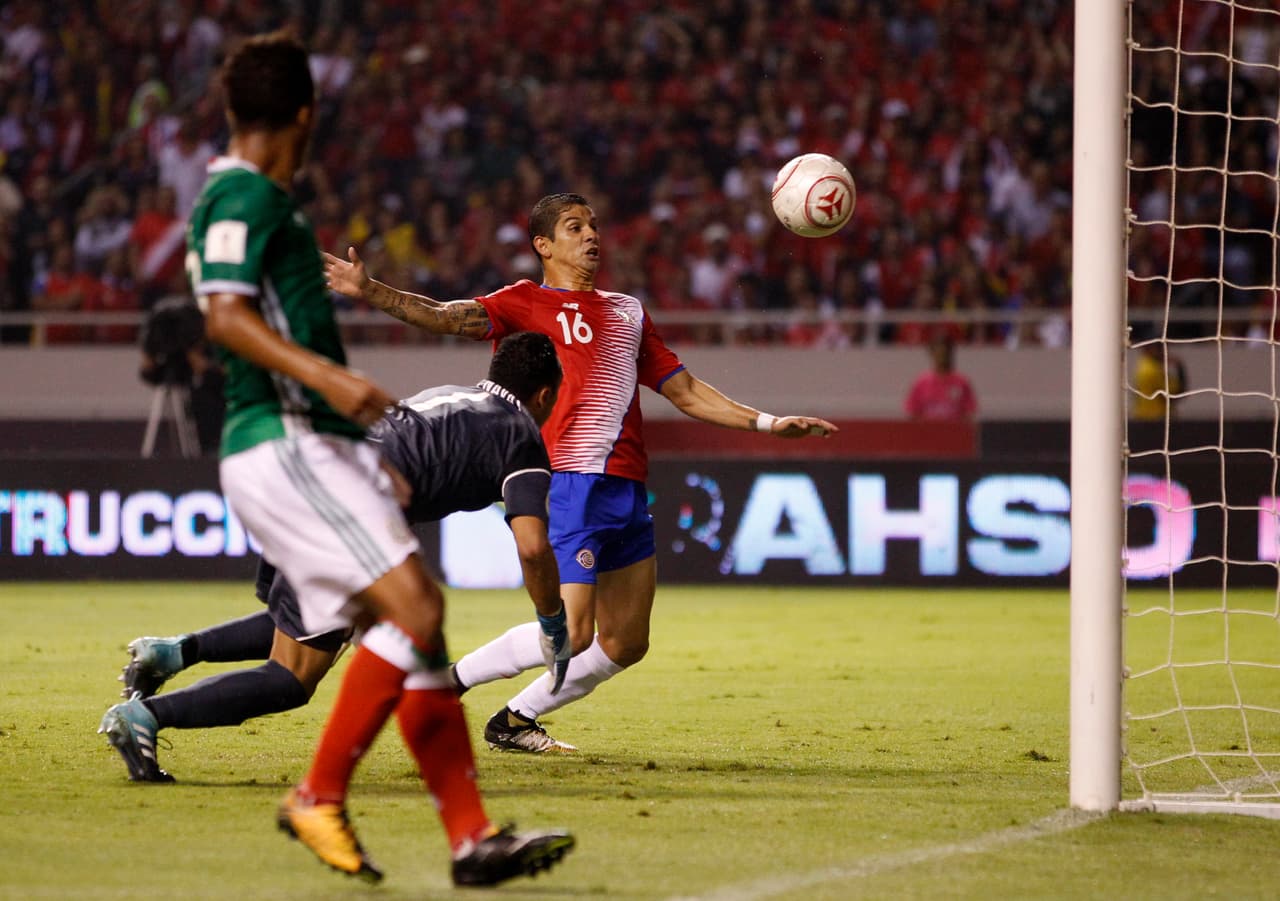 Un rechazo de Keylor en el área chica que terminó atropellando Gamboa para el 1-0 a favor del Tri.