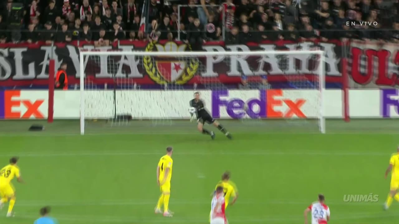 ¡Raro efecto del balón y el portero del Bodo/Glimt lo ataja con el pecho!