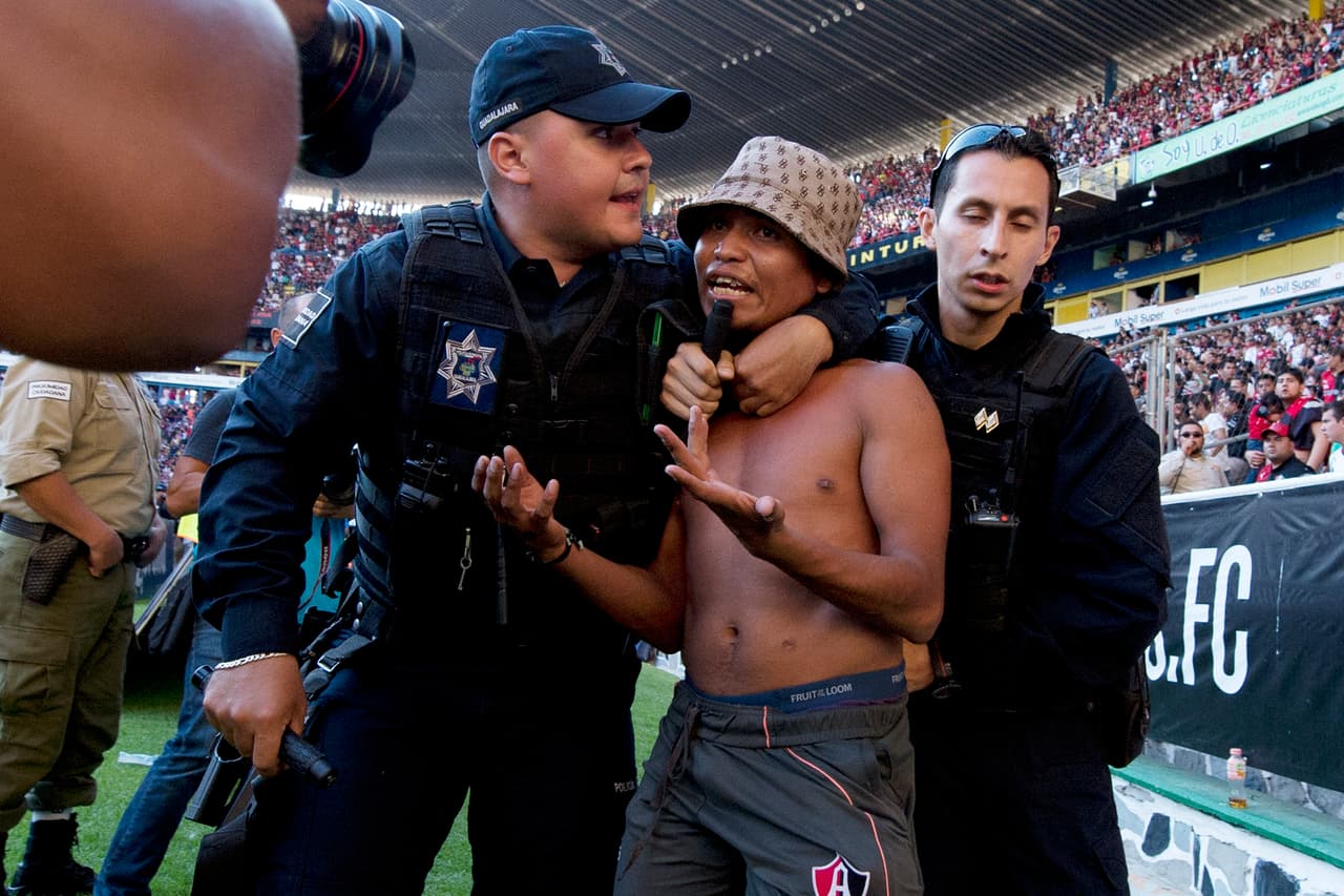 Los fanáticos del Atlas que ingresaron fueron detenidos de inmediato por la autoridades presentes en el escenario, en una imagen triste e imborrable.