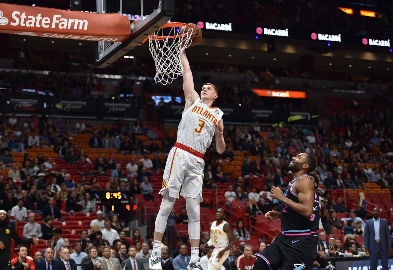 <b>Atlanta 115-113 Miami</b>. Los Hawks (5-16) lorgraron su segundo triunfo al hilo al vencer al Heat (7-13) en American Airlines Arena, mientras los locales apenas suman una victoria en los últimos seis.